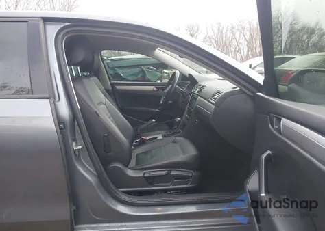 2019 Volkswagen Passat 2.0T Wolfsburg Edition z USA, uszkodzony, nr VIN 1VWLA7A35KC006984